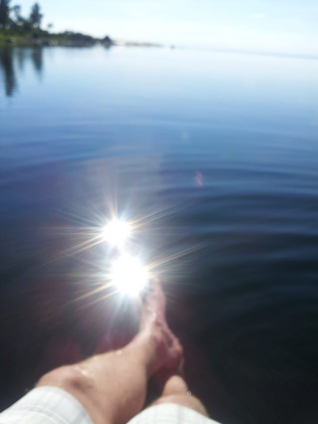 Yrittäjyyden palkintoja: Ihan tavallisen ihmisen ostaman veneen takakannella on hauska hengailla auringon lämmittäessä.