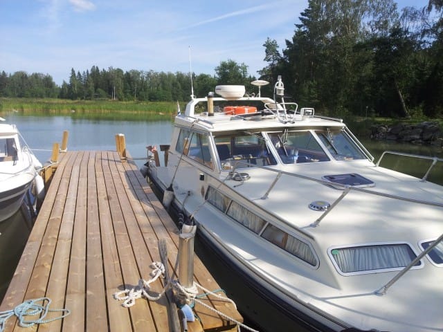 Ihan tavallisen ihmisen yrittäjäura saattaa poikia mahdollisuuksia isommankin veneen ostamiseen. Kuvasta poistettu yksilöivät tiedot.