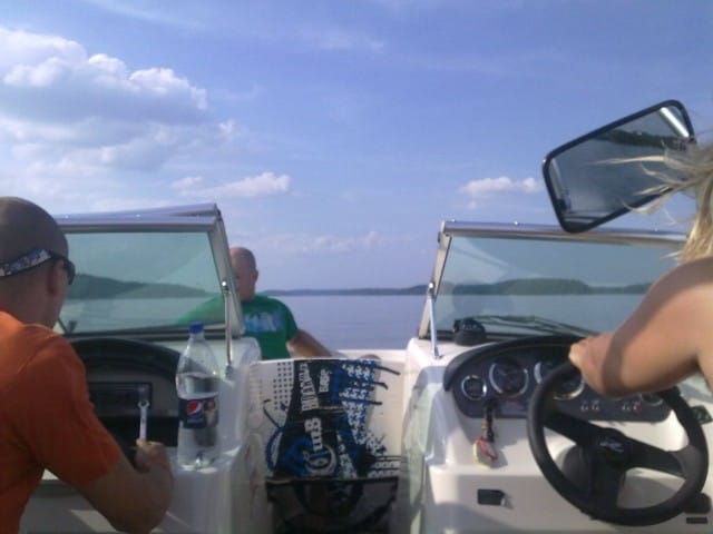 Toiset tavalliset ihmiset ja yrittäjät pitävät nopeista veneistä. Kuva vesijärveltä.