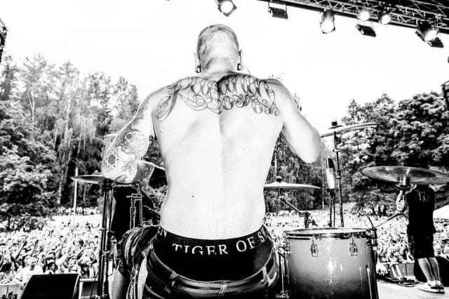 Niklas Räsänen on soittanut rumpuja Brädin keikoilla. Tässä Summer Upin yleisön edessä kesällä 2012.