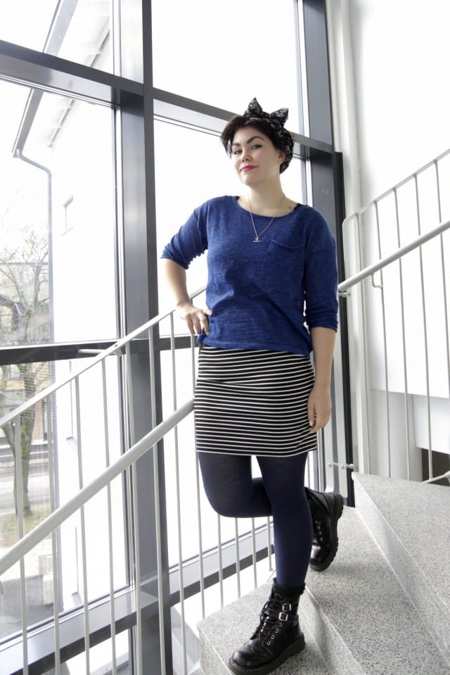 En yleensä käytä löysiä paitoja, koska ne eivät imartele vartaloani, vaan näytän 20 kg lihavammalta. Mutta nyt olen oikein yhdistänyt löysään paitaan vaakaraitaisen hameen, repikääs siitä! :D