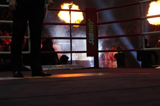 Kävelemässä kehään. Kuva on ammattinyrkkeily.net sivustolta.