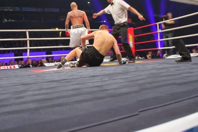 Kaveri kävi kanveesissa toisessa erässä mun oikean käden sivukoukusta.