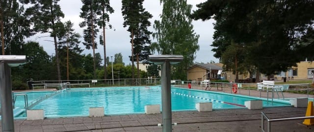 Talvella ei voi käydä maauimalassa uimassa, mutta käyn sisällä. Miten sinä pidät huolta fyysisestä kunnostasi? Muista pitää itsesi kunnossa myös pikkujouluaikana.