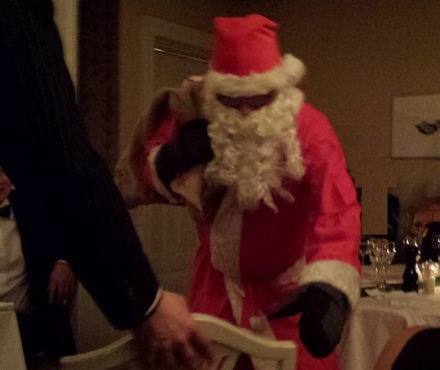 Hetken kestää elämä, sekin synkkä ja ikävä. Hei tonttuukot hyppikää, nyt on riemu raikkahin aika. Lol mikä biisi. Elämä on oikeasti hauskaa 24/7 eikä elämän tartte olla synkkää.