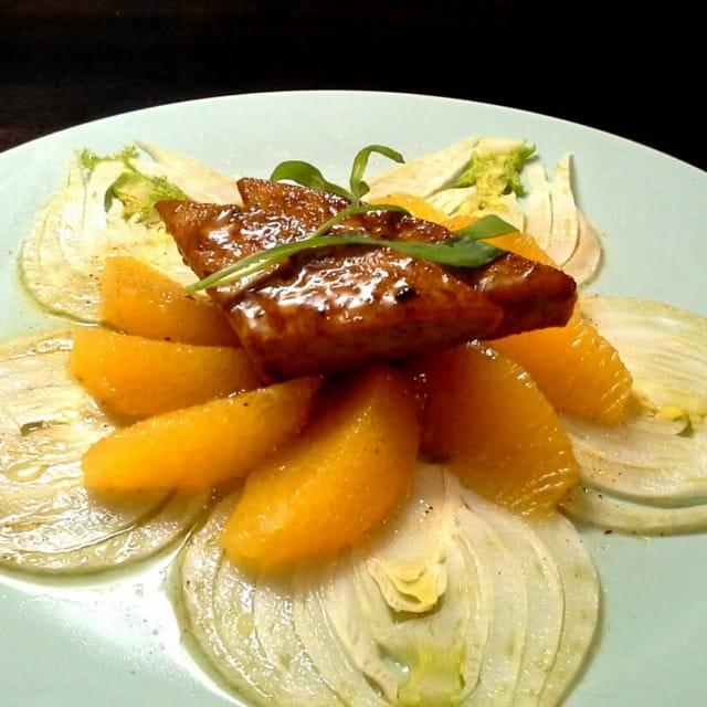 Jaloviinamarinoitu Jalotofu appelsiinin ja fenkolin kera