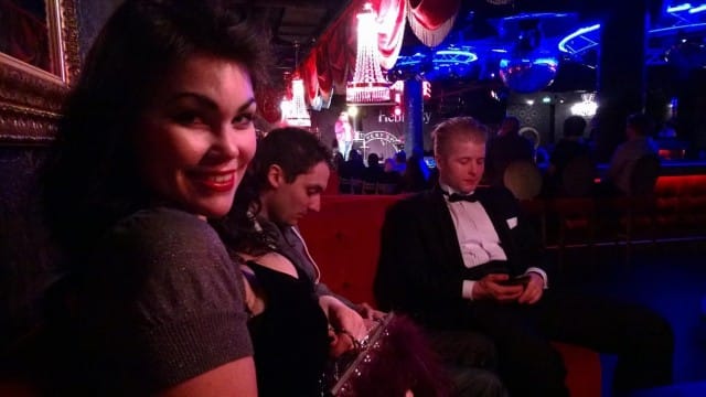 Koomikko lavalla olisi toki voinut olla hauskempi, niin miesten ei olisi tarvinnut räplätä vehkeitään viihdyttääkseen itseään