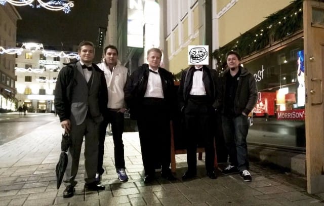 Tällaisessa äijäköörissä se MRV sai viettää iltaa! Kyllä olikin olo kuin prinsessalla. Tai sitten epätoivoisella naisella äijäseurassa.