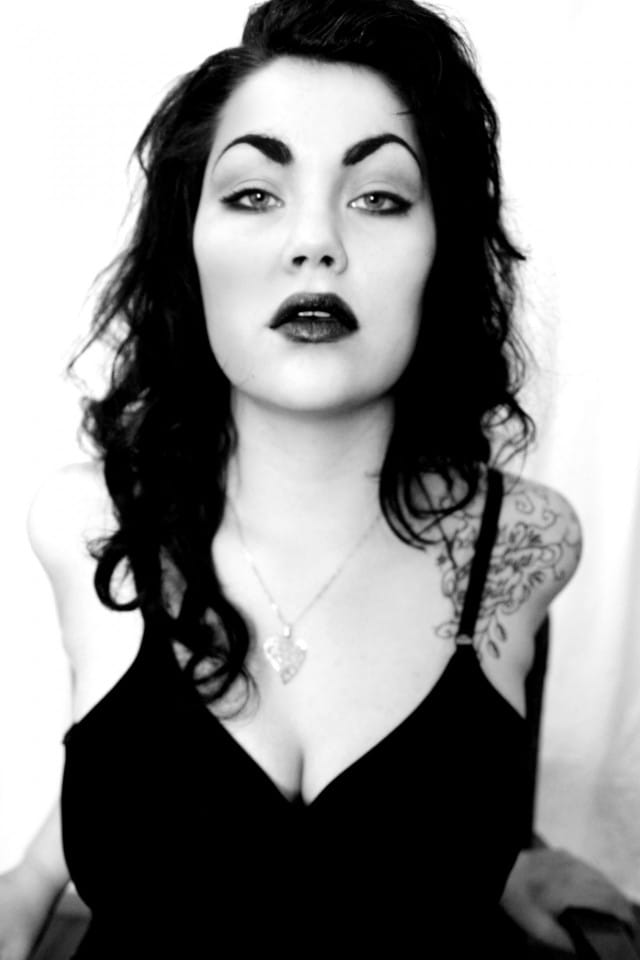 Tämä kuva oli jo täällä teaserina, mutta nyt muokkasin siitä hiukan valoja niin, että naamani ei ole enää puolivarjossa.