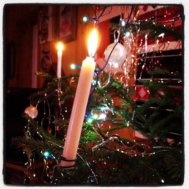 Sinkun joulukynttilä palaa isolla liekillä.