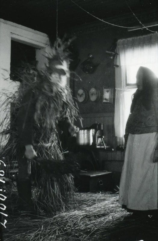 Olkiin sonnustautunut nuuttiparoni miekkoineen Iitin Myllylän kylästä vuodelta 1926. Kuva: Museovirasto. Kuvaaja: Aino Oksanen.