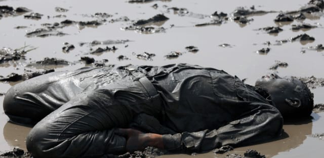 Crisis 11 kertoo 11 tarinaa eri puolilta maailmaa.