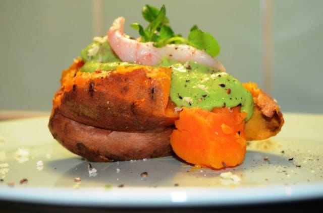 Uunibataatti & avocado-herne-katkaraputäyte