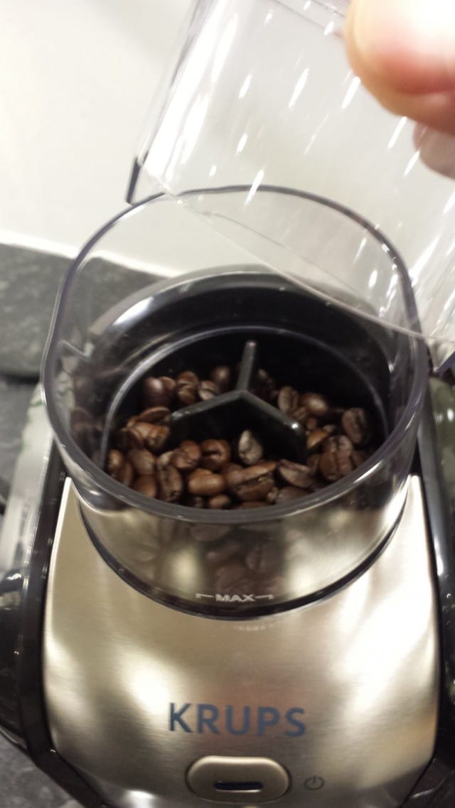 Kahvipavut laitetaan kahvimyllyyn, jossa pavut jauhetaan hienoksi tai karkeaksi kahvijauheeksi.