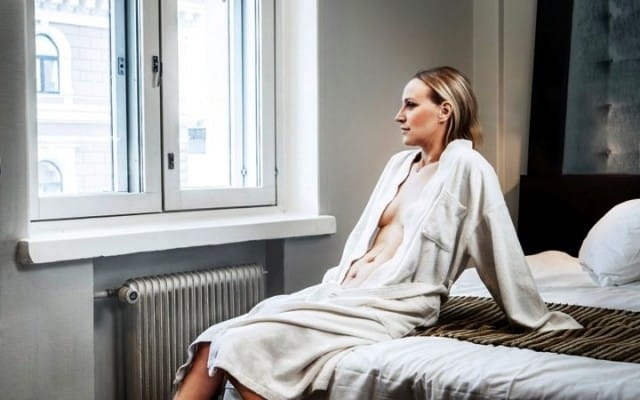 Nina Ignatiuksen vatsassa on kaksi arpea. Ylempi syntyi pernanpoistoleikkauksessa ja alempi hätäsektiossa, joka johdatti Ignatiuksen yrittäjän uralle. Kuva: Jussi Ratilainen