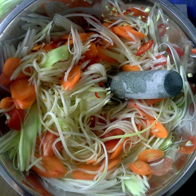 Som Tam = Nam Nam. Tässä versiossa papaijan kaverina mm. porkkanaa.