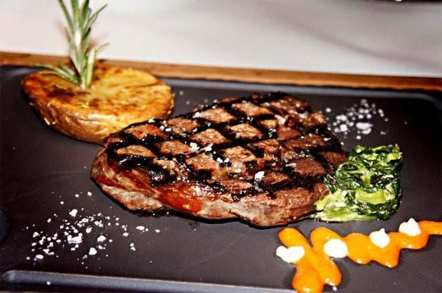 Saludissa osataan paistaa pihvi.