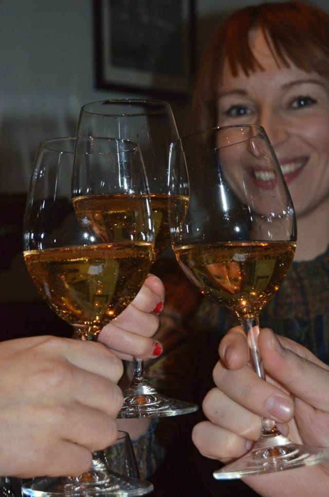 Kippis illalle! Urbaani Laurahan se siellä kuvassa hymyilee.