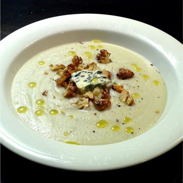 Hunajalla karamellisoidut pähkinät ovat huippukaveri kukkakaali-homejuustokeitolle