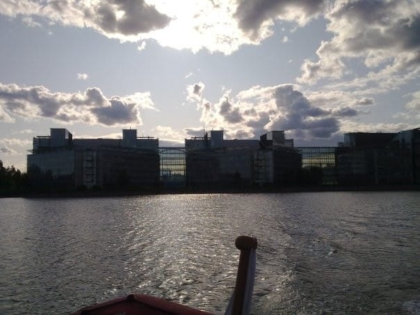 Powerpoint palace painuu horisonttiin.