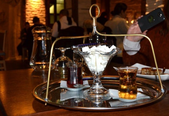 "Älä nyt sitä tarjotinta vie pois kun me otetaan kuvia"