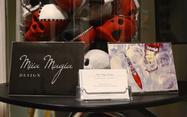 Kekkereihin Miia oli taiteillut pääkalloja, erään kalenterin kuvan mukaan. Oikealla kuvassa upea, Camparille suunniteltu koru.