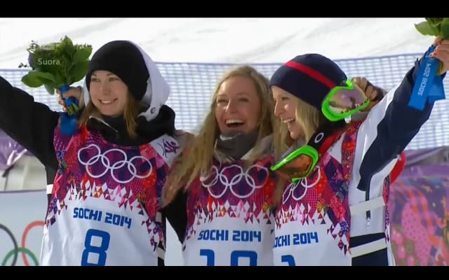 Enni Rukajärvi (vasemmalla) palkintopallilla Sotšissa