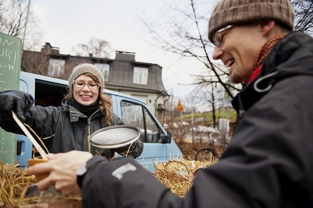 Puu-Vallilan Puuro ja Pakurin Kaisa Miettinen kauhoo ohrapuuroa Ville Toivaselle marraskuussa 2011.