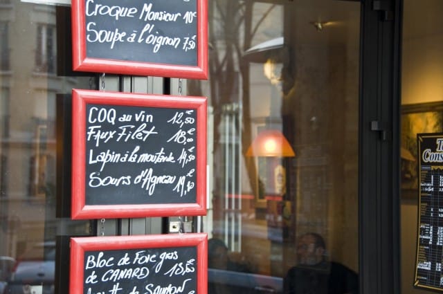 Aidon paikan tunnistaa liitutaululle kirjoitetusta menusta.