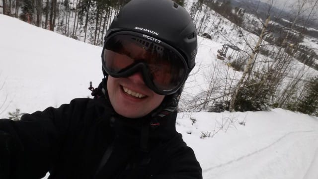 Idealisti katsoo maailmaansa aina omien silmälasiensa läpi. Kuvassa Ilkka O. Lavas Himoksella 2014 katsomassa maailmaa omien laskettelulasien läpi joiden värjäämänä maailma on hieman vaaleampunaisempi ja ihanampi.