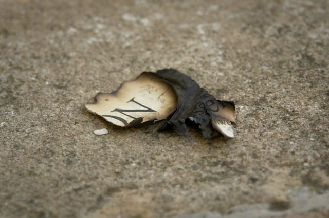 Sisältö ja kanava sekoitetaan usein. Sisältö ratkaisee. Sisältö voi olla sivistävää tai ei. Paperille painaminen ei muuta sisällön sivistävyyttä tai luotettavuutta yhtään. Kuva (CC BY SA) Yaisog Bonegnasher