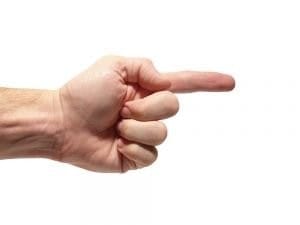 Yksi sormi osoittaa muita, kolme osoittelijaa itseään.