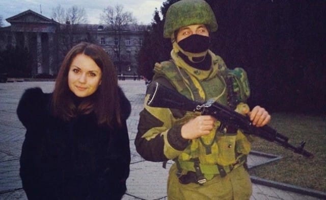 Posing with a Ukrainian soldier. Lähde: Instagram