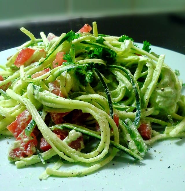 Kesäkurpitsaspagetti cashewkermalla