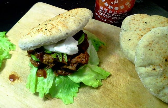 Nyhtöpossuleipä viski-BBQ-kastikkeella