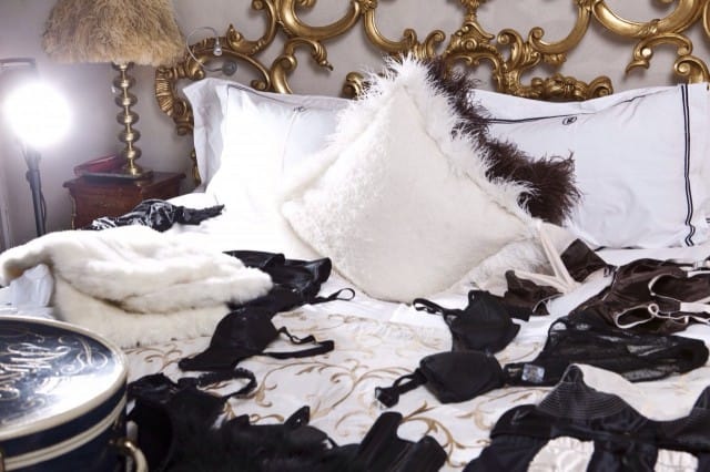 Kuvausvaatteet levällään. Kuva: Emmelie Åslin