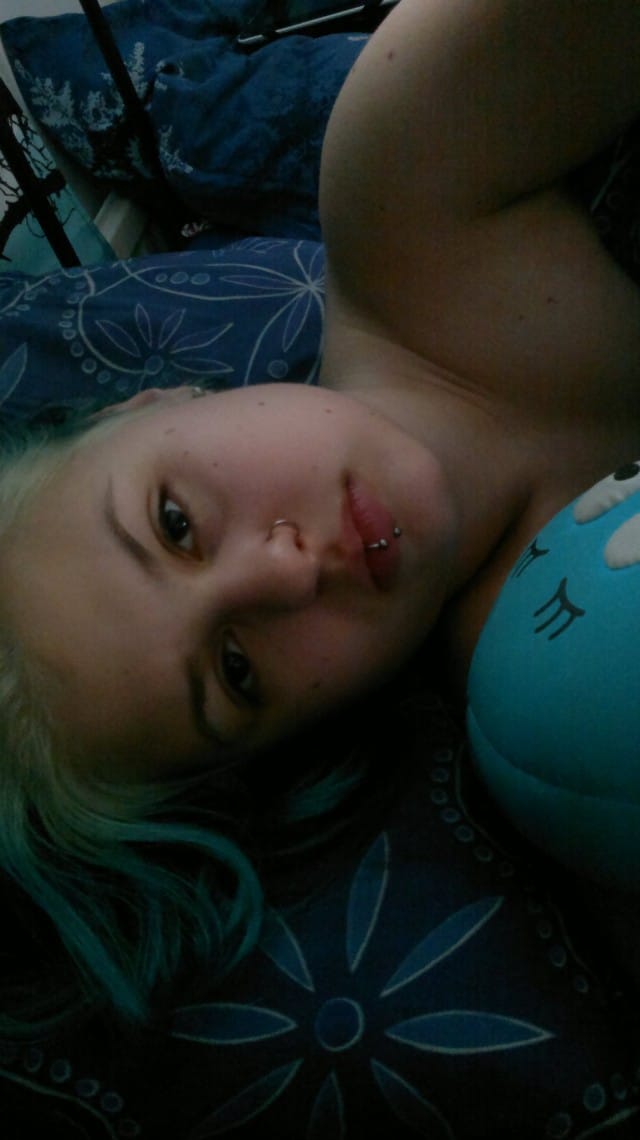 Huomenta sängynpohjalta.