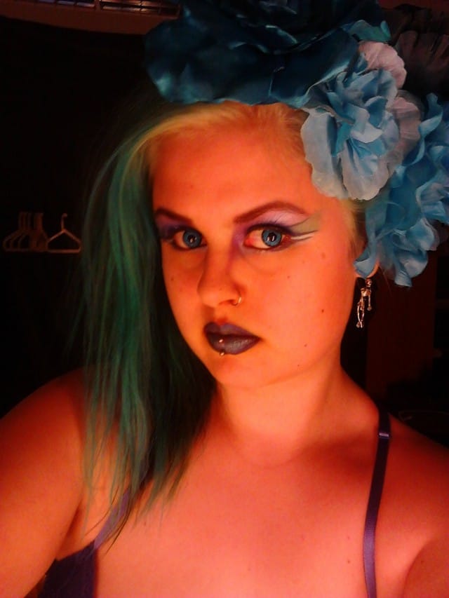 Hiuskukkaa, piilaria, ja hirmuusesti meikkiä. Avot !