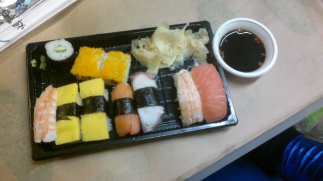 SUSEJA ! Oli muuten hirmu mietoo wasabii,meni koko kökkäre :F Tai sit mä oon vaan niin totaalisen nuhanen räkänaama etten vaa tajunnu...