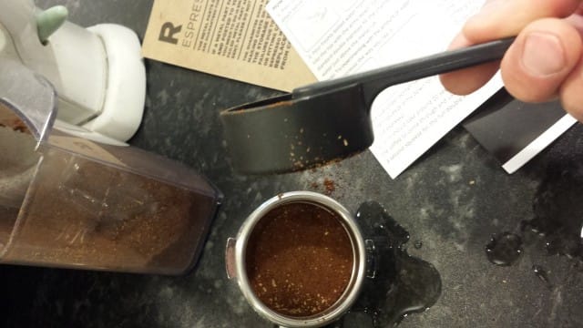 Tulikohan tähän nyt riittävästi kahvijauhoja. No mausta se sitten selviää. Pro-vinkki: Esilämmitä kuppi ja metalliosat, niin saat espresson lämpimämpänä. Lämmitin itse kiehuvalla vedellä, siksi pöytä on märkä.