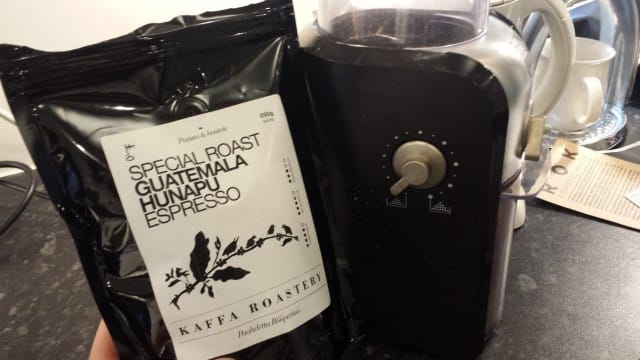 Espressokahvi jauhetaan oikein hienoksi. Vedin kahvinjauhimeni hienoimmalle asennolle. Vasemmalla on hieno jauhatus, oikealla karkea jauhatus. Espresso = hieno jauhatus.