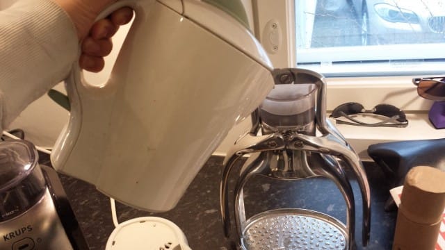 ROK -espressolaitteeseen lisätään vesi ylös. Keitin veden perus vedenkeittimellä. Riittää mun tarpeisiin.