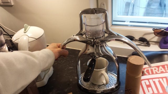 Sitten vaan kahvikuppi kiinni espressolaitteeseen ja voi alkaa valuttamaan vettä kahvin läpi. Sopiva valumisaika on 20-25 sek. Minulla valui nopeammin, joten kahvia oli tod näk liian vähän ja/tai painoin liian nopeasti.