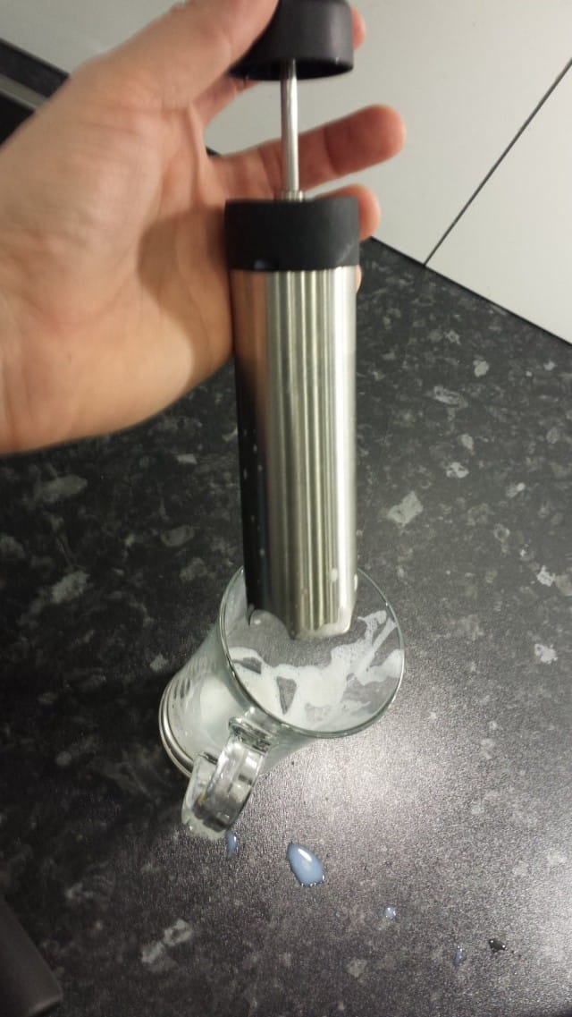 Lattea varten lämmitin maitoa. Vaahdotin sitä myös hieman laitteella, jota luulen maidonvaahdottimeksi. Ainakin se vaahtoutui hyvin.