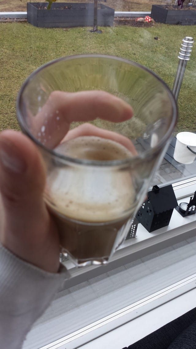 Latte on valmista. Tuli hieman vähän, koska tein espressokahvia liian vähän. Ensi kerralla tuplaespresso ja enemmän jauhoja suodatinkuppiin. Herkullista lattea!
