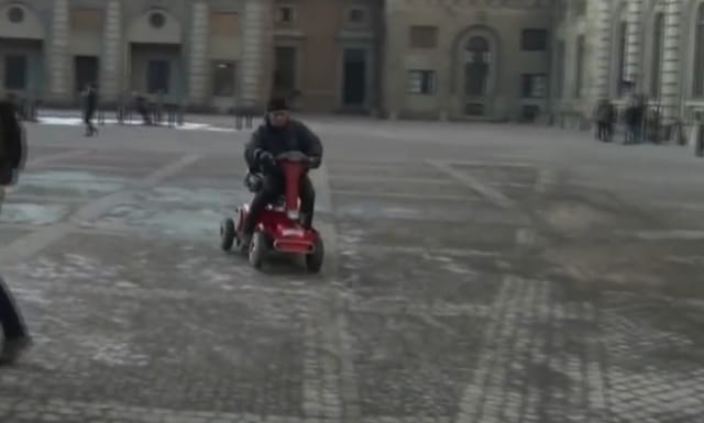 Hurjasteleva eläkeläinen tukholman liikenteessä sai poliisit kannoilleen. Eläkeläisliiga.