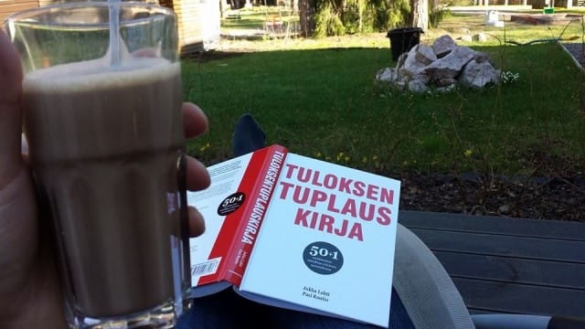 Tuloksen tuplaus kirja sekä itse tehty Mocha Latte eli latte, jossa suklaakastiketta mukana. Herkkua. Molemmat.