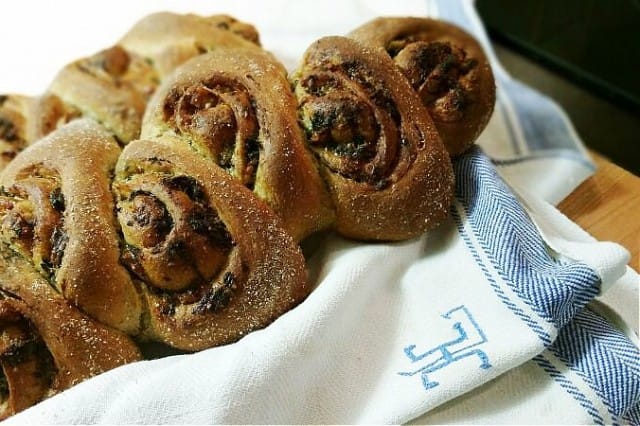 Nokkosilla täytetty tähkäleipä