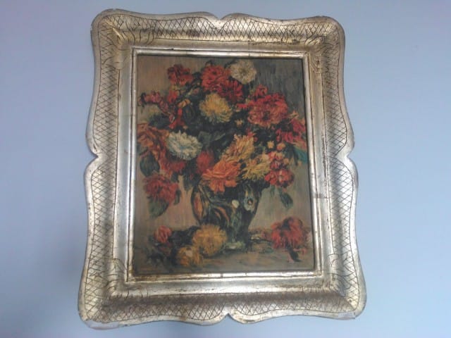 Kauniin taulun kehysten kultaus on lohkeillut