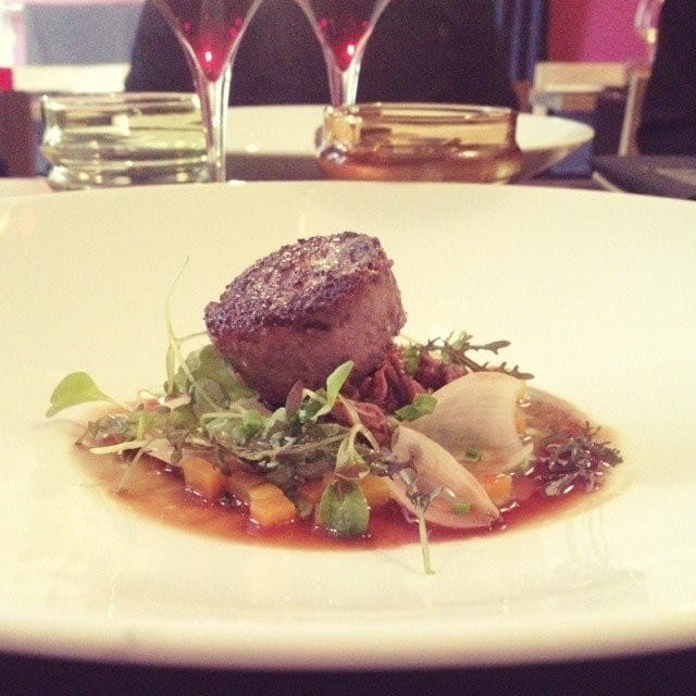 Ravintola Juuren pääruoka-annosta luomukyytöstä ei voi kuvailla kuin suussa sulavaksi.